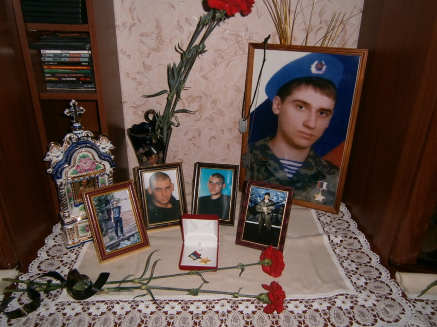 Студенты и сотрудники НИУ «БелГУ» почтили память Героя России Дениса Зуева